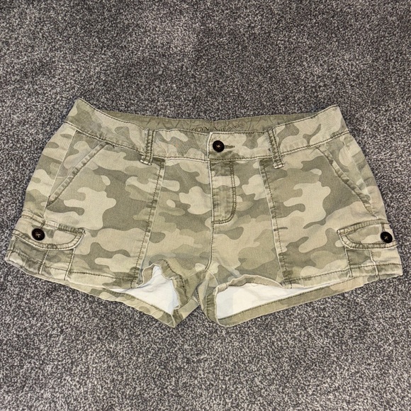 ARIZONA HEAN CO Olive Camo Women's Cargo Shorts Size 7 - Picture 2 of 6